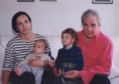 Juan Marsé con su hija, Berta, y sus nietos en el año 2000, en Barcelona.