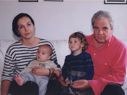 Juan Marsé con su hija, Berta, y sus nietos en el año 2000, en Barcelona.