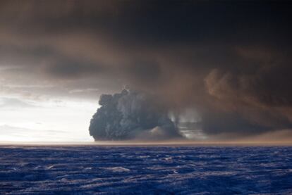 El volcán Grimsvotn, en el glaciar Vatnajokull, arroja una nube negra de cenizas sobre el cielo de Islandia.