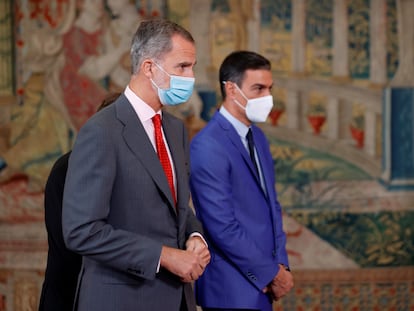 El Rey, Felipe VI, y el presidente del Gobierno, Pedro Sánchez, en un acto este lunes en Madrid.
