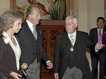 Los Reyes, con el director de la Real Academia Española, Víctor García de la Concha, ayer en la RAE.