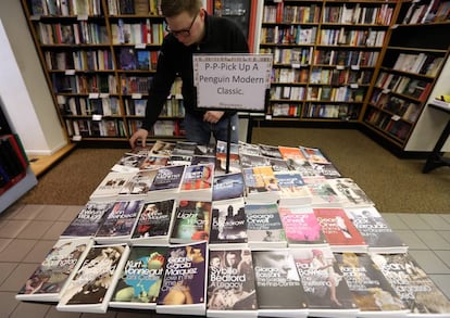 Un empleado coloca libros publicados por Penguin en una librería de Londres.