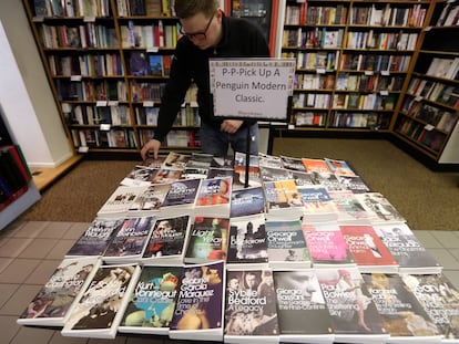 Un empleado coloca libros publicados por Penguin en una librería de Londres. 