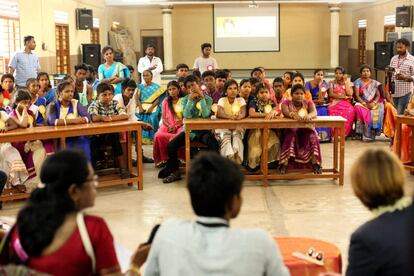 <p>La escuela secundaria para chicas St. Anne en Rayapuram, en India.</p> <p>En todo el mundo, 303 millones de menores no asisten a la escuela. Los más pobres tienen cuatro veces más probabilidades de absentismo que los hijos de familias más ricas.</p>