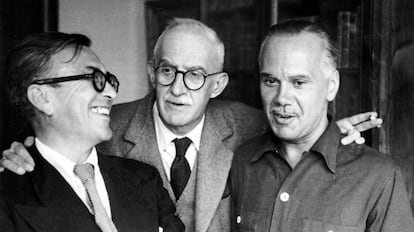 De izquierda a derecha, Emilio Prados, José Moreno Villa y Luis Cernuda, en la casa de Manuel Altolaguirre en México, en los años cincuenta.