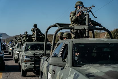 Militares avanzan en la carretera a Jesús María, el 7 de enero.