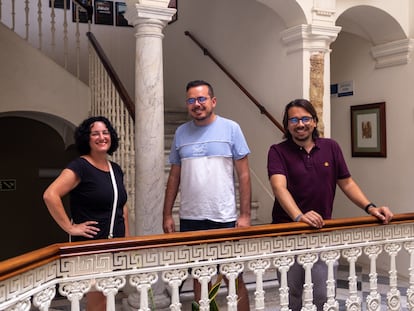 Yolanda Muñoz, profesora de la Universidad y directora de Palatia, junto a Moisés Camacho y Antonio de la Cruz, investigadores y participantes del proyecto, en una de las casas palacio de Cádiz, hoy sede de la UNED.