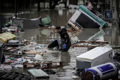 Un vecino limpia la basura que ha provocado la inundación por la crecida del río Sena en Villeneuve-Saint-Georges, al sur de París, el 25 de enero de 2018. 