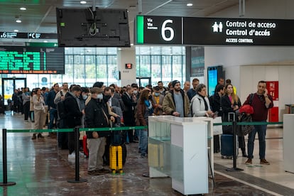 Pasajeros esperan poder acceder al andén para tomar un tren de alta velocidad en la estación de Sants.