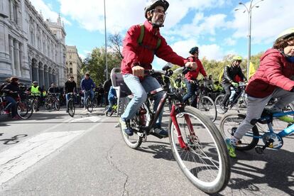 Ciclistas rodando este domingo por Madrid