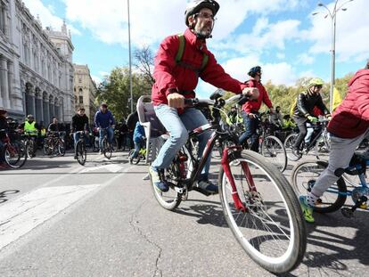 Ciclistas rodando este domingo por Madrid