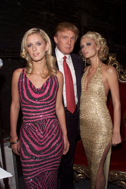 Nicky Hilton, Donald Trump y Paris Hilton en un evento en el año 2001.