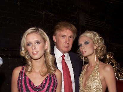 Nicky Hilton, Donald Trump y Paris Hilton en un evento en el año 2001.