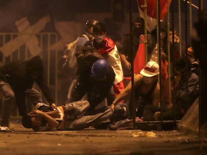 Un manifestante herido durante la represión de las protestas en Lima, contra el Gobierno de Manuel Merino.