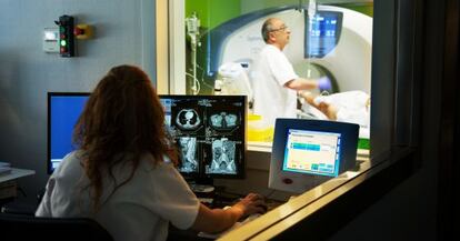 Dos trabajadores de un hospital privado de Almería realizando unas pruebas