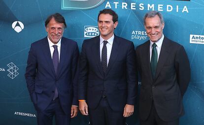 El candidato de Ciudadanos, Albert Rivera, posa a su llegada a los estudios junto a los consejeros delegados de Atresmedia, José Creuheras (izquierda) y Silvio González.