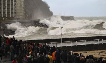 Decenas de donostiarras se han acercado a la zona del Kursaal para ver batir las olas.