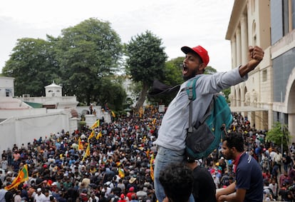 Cientos de manifestantes, que protestaban en Colombo por el derrumbe económico de los últimos meses en Sri Lanka han irrumpido este sábado en la residencia del presidente del país. Le culpan de la mayor crisis desde la independencia del país asiático en 1948, con racionamiento del combustible, escasez de productos básicos y una inflación cercana al 55%.