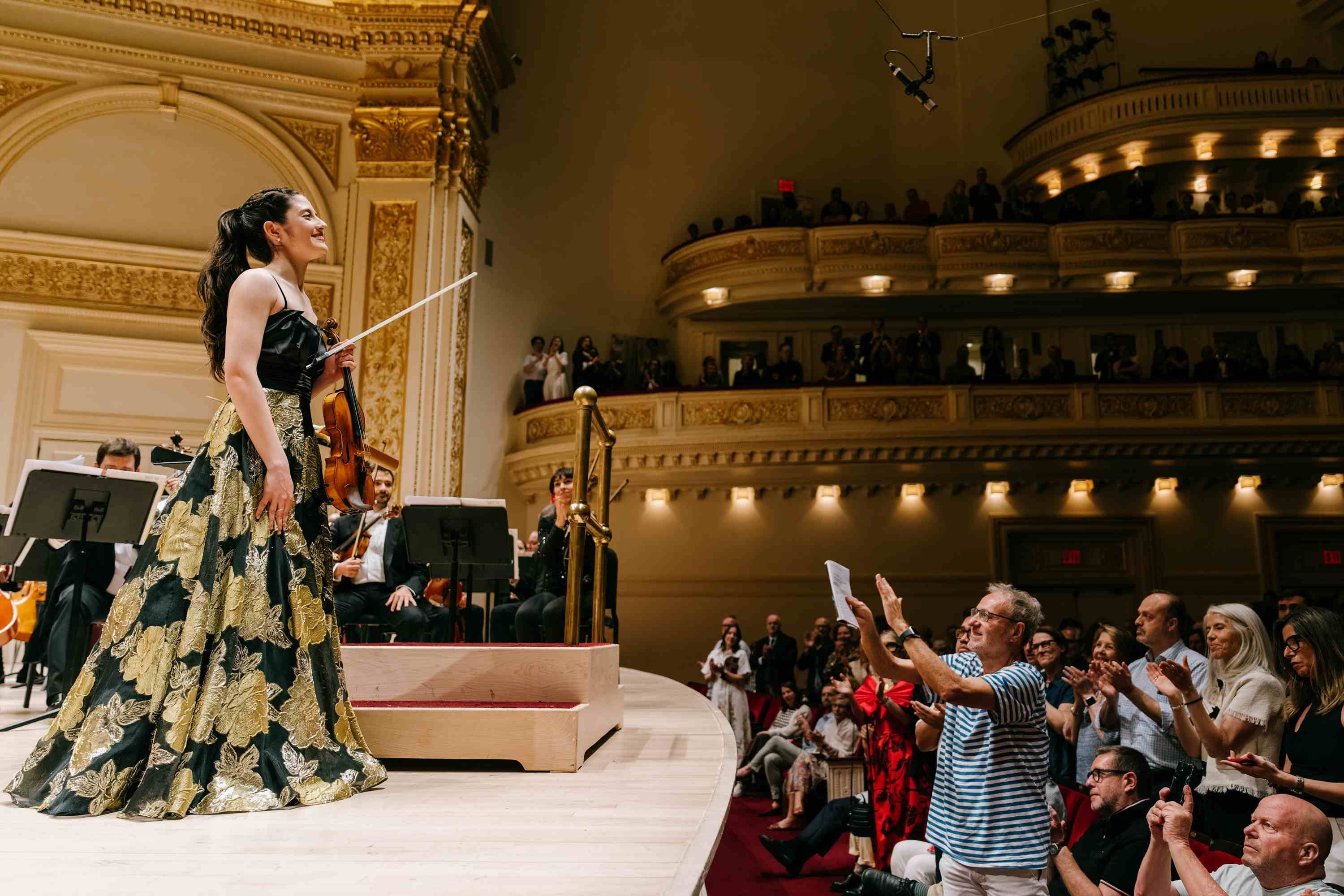 La violinista María Dueñas recibe las ovaciones del público después de interpretar el ‘Concierto para violín’, de Korngold, el 5 de junio en el Carnegie Hall.