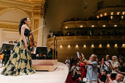 La violinista María Dueñas recibe las ovaciones del público después de interpretar el ‘Concierto para violín’, de Korngold, el 5 de junio en el Carnegie Hall.