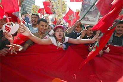 Los manifestantes, de todo país, ondean banderas marroquíes y portan pancartas con el lema <i>No toquéis mi país</i>.