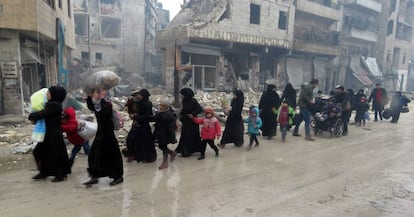 Centenas de sírios tentam abandonar um bairro de Aleppo.