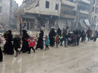 Centenas de sírios tentam abandonar um bairro de Aleppo.