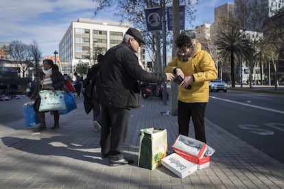 L'intercanvi de mercaderies i diners al mercat situat a tocar dels Encants se succeeix durant tot el dia. En aquesta ocasió, és a l'avinguda de la Diagonal, als espais lliures que hi ha entre el centre comercial Glòries i l'inici de les obres del túnel per soterrar la Gran Via.