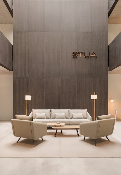 The hall, with three heights, separates the offices of the showroom.