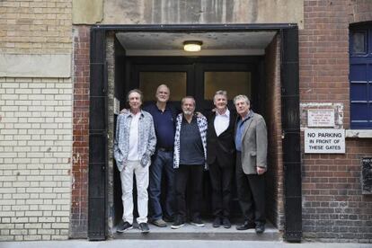 De izquierda a derecha, Eric Idle, John Cleese, Terry Gilliam, Michael Palin y Terry Jones, integrantes de Monty Python, en Londres.