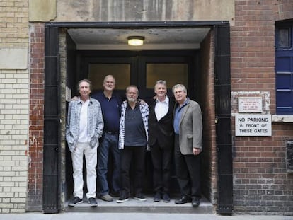 De izquierda a derecha, Eric Idle, John Cleese, Terry Gilliam, Michael Palin y Terry Jones, integrantes de Monty Python, en Londres.
