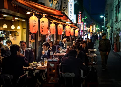 Ambiente nocturno en una izakaya de Tokio.