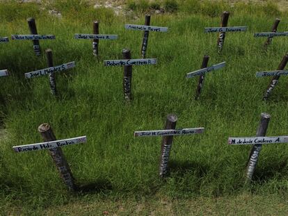 Cruces que representan a algunos de los mineros fallecidos cerca de la mina de Pasta de Conchos, el 13 de junio.