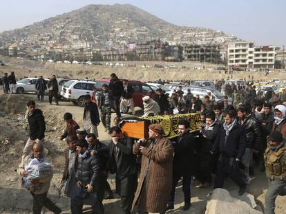Entierro de una v&iacute;ctima de un atentado suicida en Kabul, la capital de Afganist&aacute;n, a finales de enero.