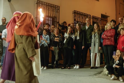 Los Reyes, acompañados por sus hijas, en la representación de la pasión de Cristo en Chinchón (Madrid).
