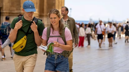 Varios turistas visitan el centro de Palma, el pasado martes.