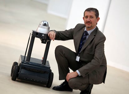 El ingeniero José Luis Rubio con su robot <i>mSecurit.</i>