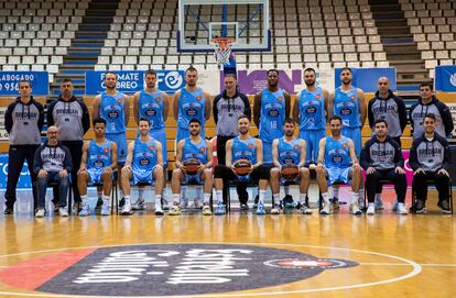 La plantilla del Breogán posa con la equipación que llevará en la Copa del Rey en Granada.