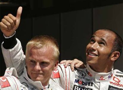 Lewis Hamilton y Heikki Kovalainen, tras el buen resultado de la 'pole' en Valencia.
