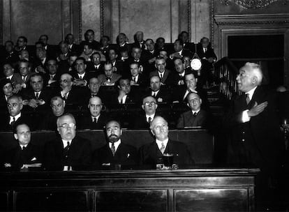 Presentación del Gobierno Provisional de la Segunda República en el Congreso de los Diputados el 14 de julio de 1931. En la primera fila, de izquierda a derecha: Santiago Casares Quiroga, Manuel Azaña, Fernando de los Ríos, Alejandro Lerroux y Niceto Alcalá Zamora.