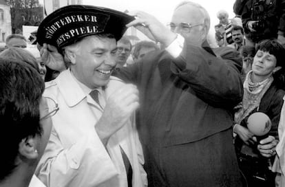 El canciller alemán Helmut Kohl coloca un sombrero típico a Felipe González, durante su visita a la isla de Ruegen, en 1994.