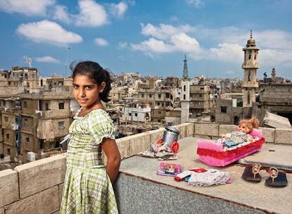 Joana, refugiada kurda de 11 años, posa con sus juguetes y sus sandalias en una azotea del campo de refugiados de Chatila, en Beirut. Desde aquí se ve el caótico paisaje, producto del crecimiento incontrolado y los ataques militares.