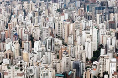 "Estudo mostra que apesar dos 28 mil edifícios de apartamentos de São Paulo, a cidade tem uma densidade relativamente baixa". Foto no bairro dos Jardins.