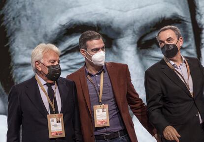 Felipe González, Pedro Sánchez y José Luis Rodríguez Zapatero, el sábado en el 40º Congreso del PSOE, en Valencia.