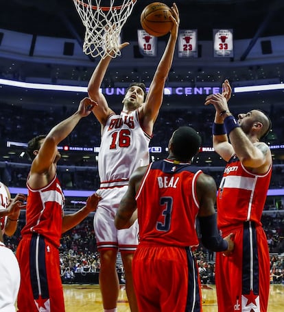 Pau, junto a Beal y Gortat en su primer partido con los Bulls (10 de noviembre de 2014).