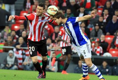 Aduriz pugna con Iñigo Martínez.