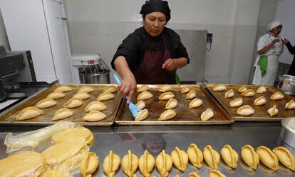 Una boliviana en su negocio de elaboración de empanadas.