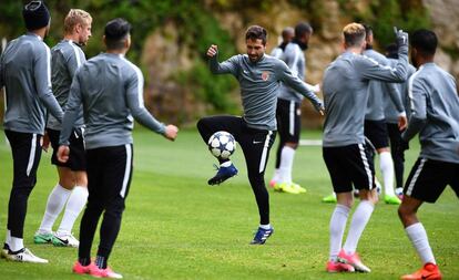 Silva, en el centro, en el entrenamiento del Mónaco.