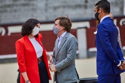 Isabel Díaz Ayuso, José Luis Martínez Almeida y el torero José María Manzanares, ayer, en Las Ventas.