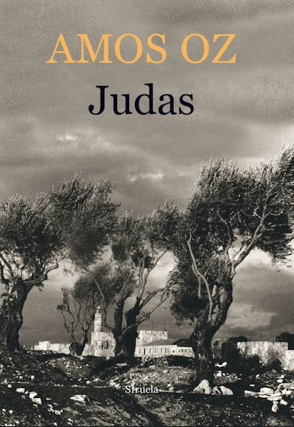 "Oz se atreve con casi todo en Judas, su nueva novela. Reinventa la historia del hombre del que se dice que besó y traicionó a Jesús y cuestiona incluso la creación del Estado de Israel. De un plumazo y sin excesivos artificios, el venerado Oz derriba la historia del cristianismo y de su pueblo. Contado así, Judas podría parecer un libro subversivo, pero en realidad no lo es tanto. Es más bien una invitación serena a la reflexión más libre posible. Es un libro de preguntas ensartadas en una trama intimista que se desarrolla en el Jerusalén sombrío de finales de los cincuenta. ¿Qué hubiera pasado si en realidad Judas no hubiese traicionado a Jesús? ¿Quién decide quién es un traidor? ¿Es más leal quien dice que sí a todo o quien disiente por el bien de la causa? ¿Habría hoy paz en Oriente Próximo si Ben Gurion no hubiera decidido crear un Estado judío?". Por ANA CARBAJOSA